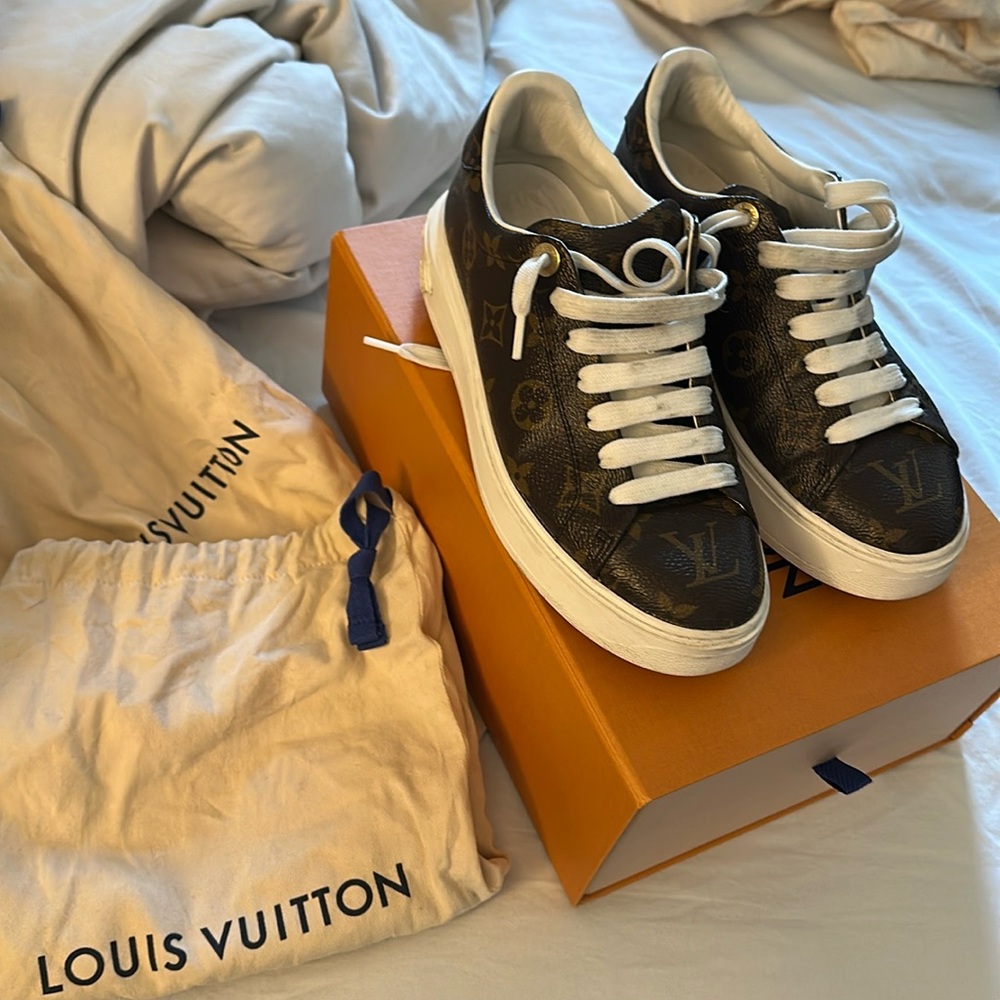 (WMNS) LOUIS VUITTON Time Out Sneakers 'Brown Monogram' 1A8FJP
